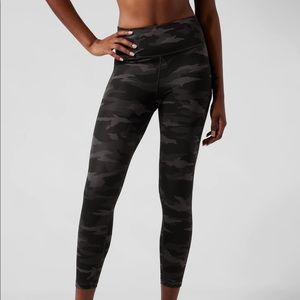 Athleta Ultimate Stash Pocket Camo 7/8 Tight Sz LP EUC